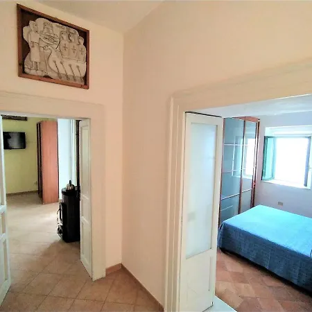 蓝色泻湖公寓 *