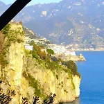 蓝色泻湖公寓 *
